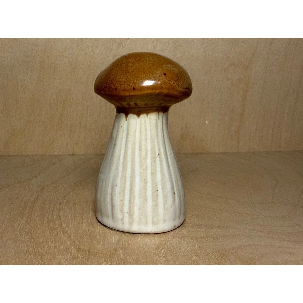 Creative‎ Co-op Brown Cream Stoneware Mushroom 1/4